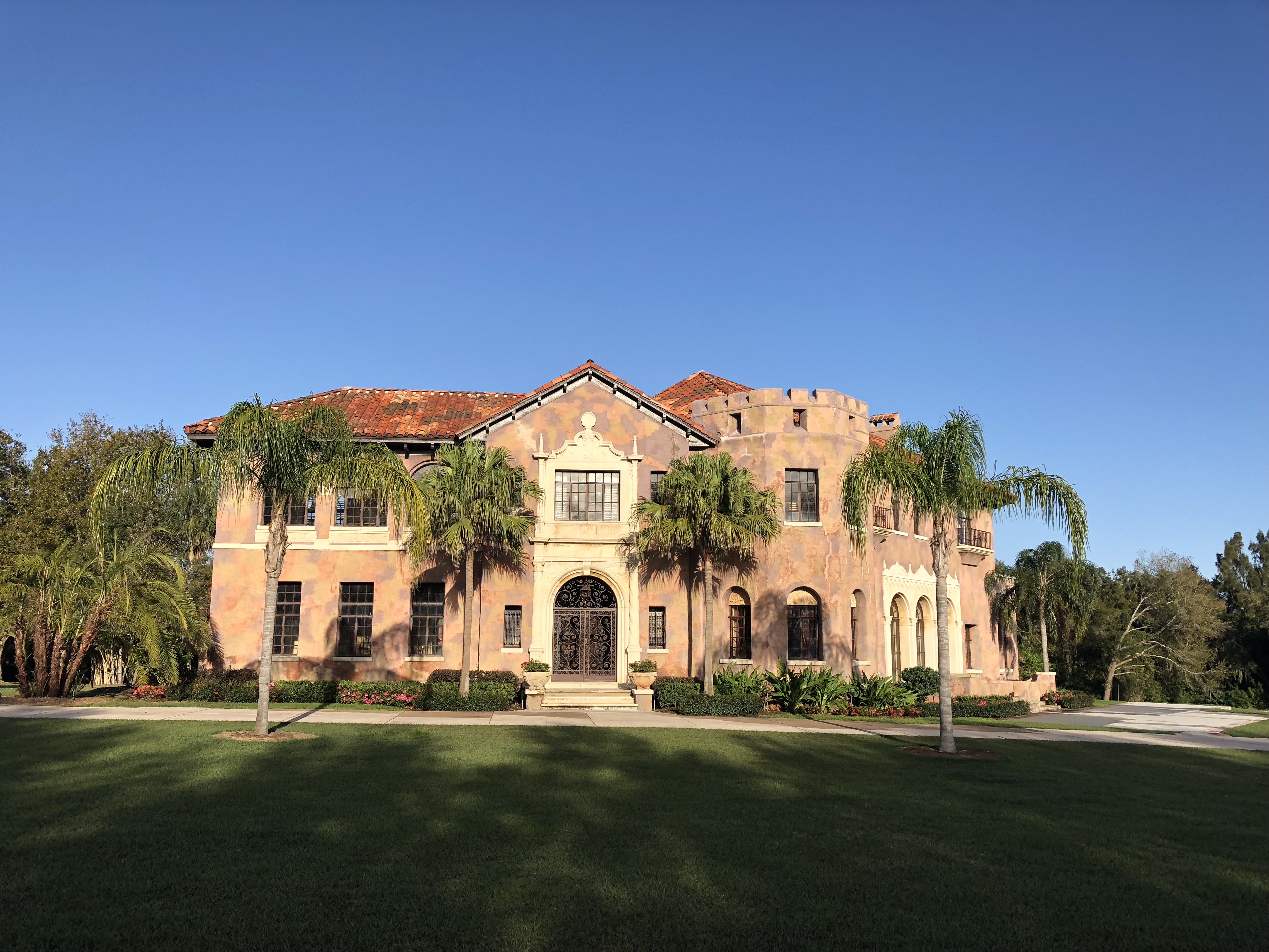 Explore life and real estate in Lake County in Howin Hills, Florida
